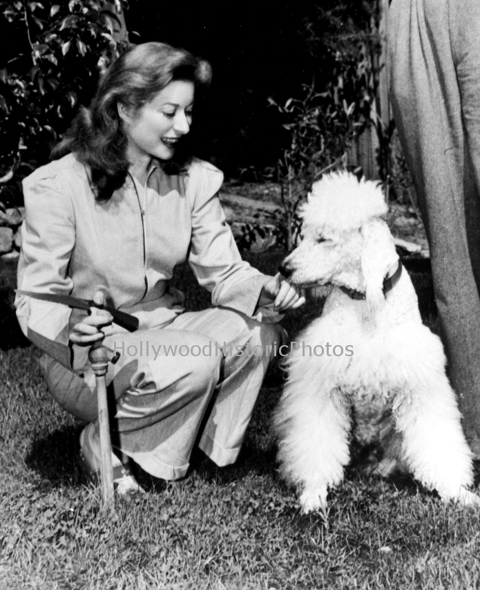 Greer Garson 1944 With her poodle Gago.jpg
